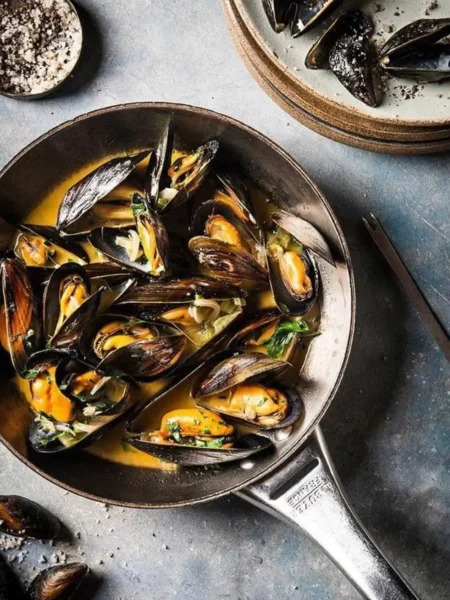 Mussels in White Wine and Cream Sauce
